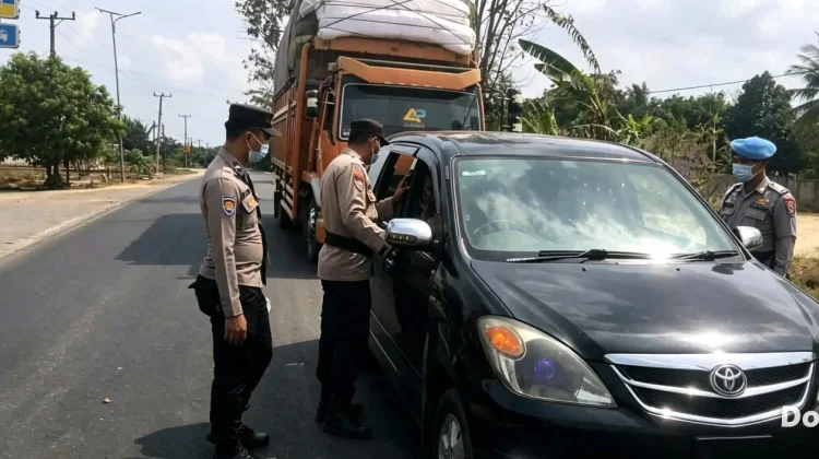 Polisi Bagikan Masker Antisipasi Dampak Erupsi Krakatau