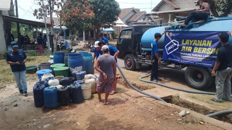 Karang Taruna Lampung Distribusikan Air Bersih di Bakauheni