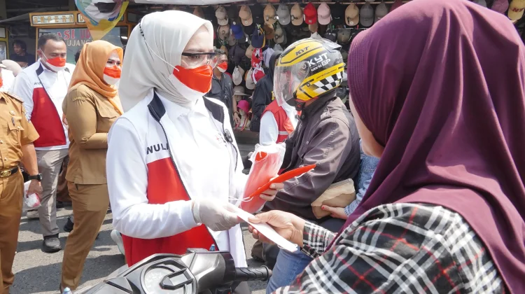 PMI Lampung Bagikan 10.000 Masker untuk Warga Terdampak Abu Vulkanik