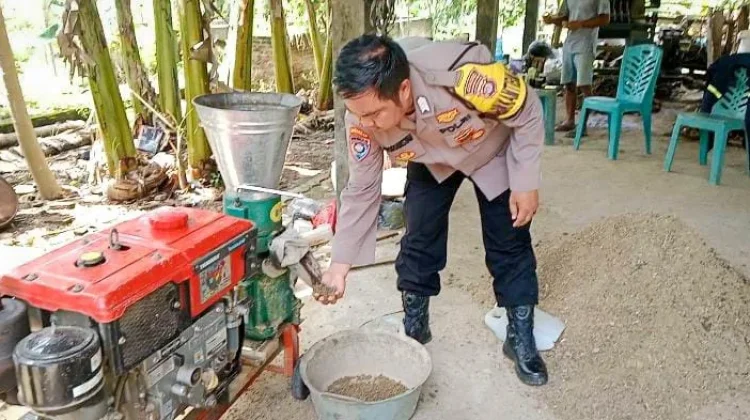 Bhabinkamtibmas Pringsewu Olah Ampas Singkong Jadi Pakan Ternak
