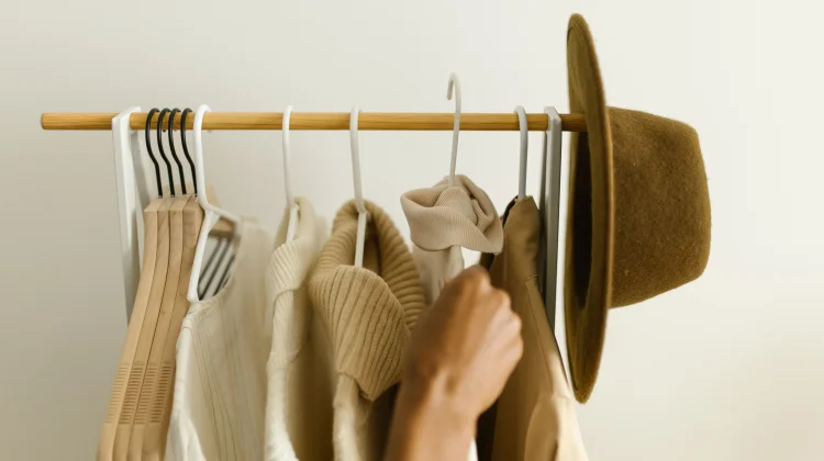 Fenomena Capsule Wardrobe: Gaya Busana Minimalis Anak Muda Urban