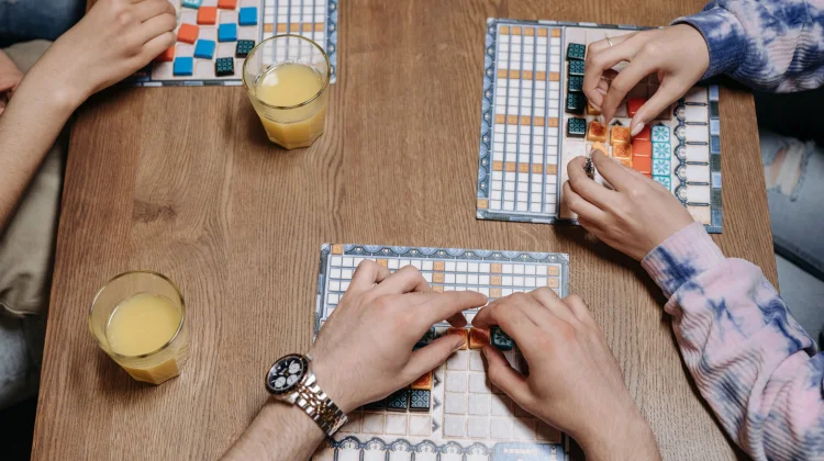 Tren Board Game Cafe: Sarana Bersosialisasi Luring Pilihan Anak Muda