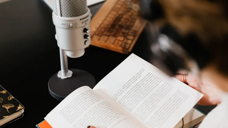 Tren podcast Audiobook Production: Konversi Buku Menjadi Format Suara