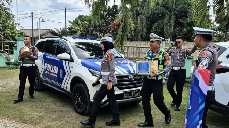 Sat Lantas Mesuji Bagikan Sembako Sambut HUT Bhayangkara