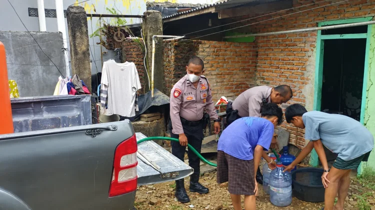 Satuan Samapta Polres Metro Salurkan Air Bersih