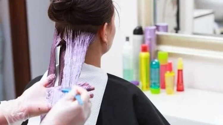 Efek Buruk Sering Mewarnai Rambut