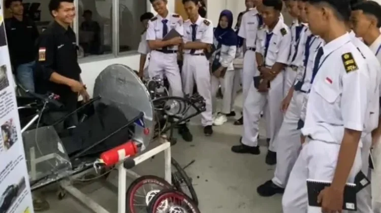 Siswa SMKN 2 Terbanggi Besar Kenali Teknik Mesin
