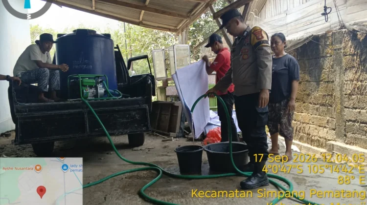 Kekeringan Meluas Polisi Salurkan Air Bersih Warga