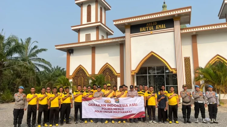 Polres Mesuji dan Warga Gotong Royong Rawat Masjid
