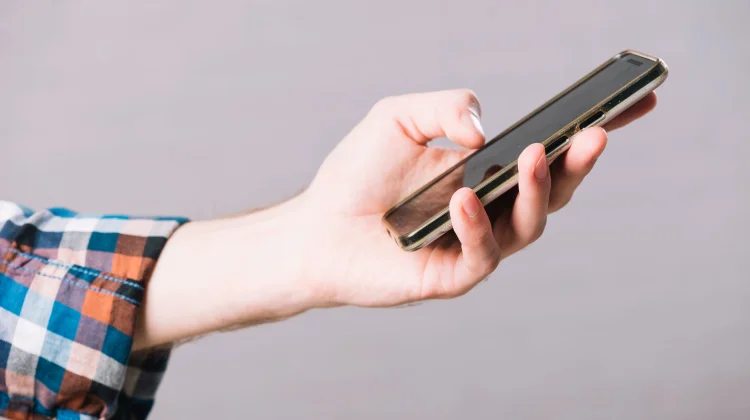 Terlalu Lama Pegang HP Picu Smartphone Pinky