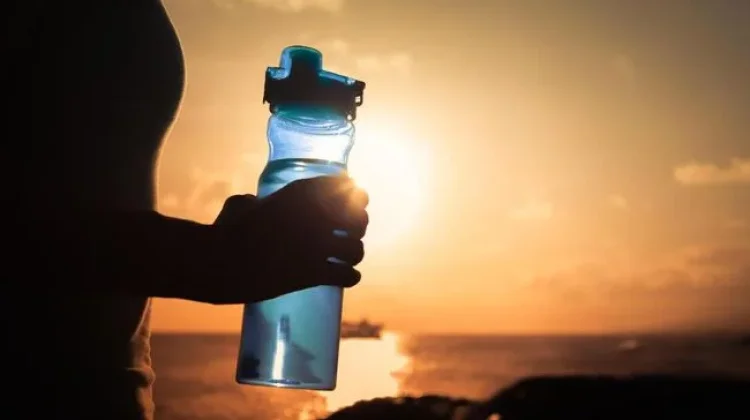 Benarkah Air Kelapa Tak Boleh Disimpan di Tumbler?