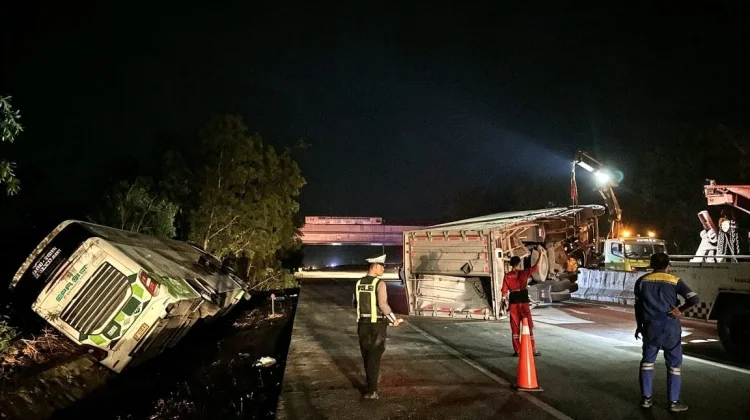 Bus Masuk Parit, Truk Terguling di Tol Mesuji