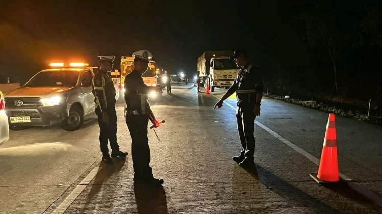 Polisi Evakuasi Kendaraan Kecelakaan Tol Terpeka