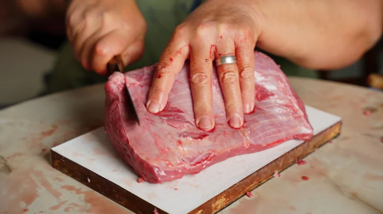 Cara Membersihkan Talenan setelah Memotong Daging