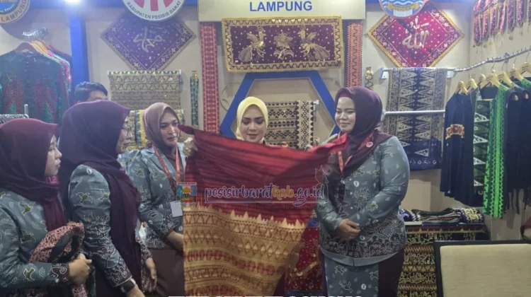 Kriya Nusa 2026, Dekranasda Pesisir Barat Pamerkan Wastra dan Kriya Khas Daerah