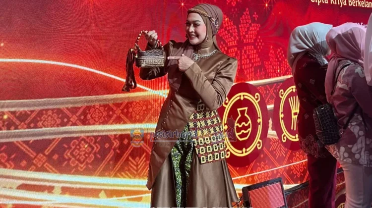 Pesona Wastra Tapis dan Sinjang Pugung Krui Curi Perhatian di Kriya Nusa 2026