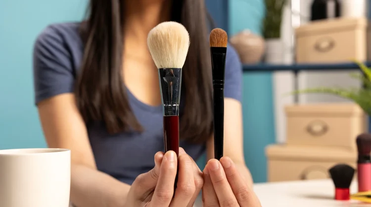 Jangan Tunggu Kotor, Ini Waktu yang Tepat Membersihkan Alat Makeup