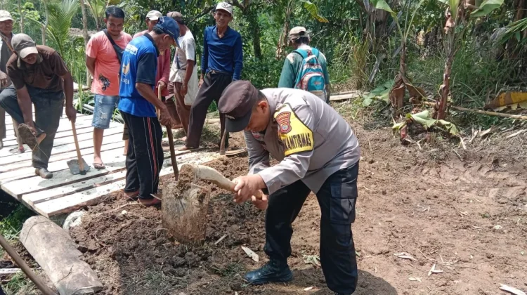 Bhabinkamtibmas Polsek Pugung Bersama Warga Gotong Royong Perbaiki Jembatan