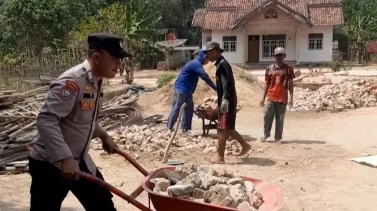 Bripka Faisal Bantu Warga Bangun Pondasi Rumah