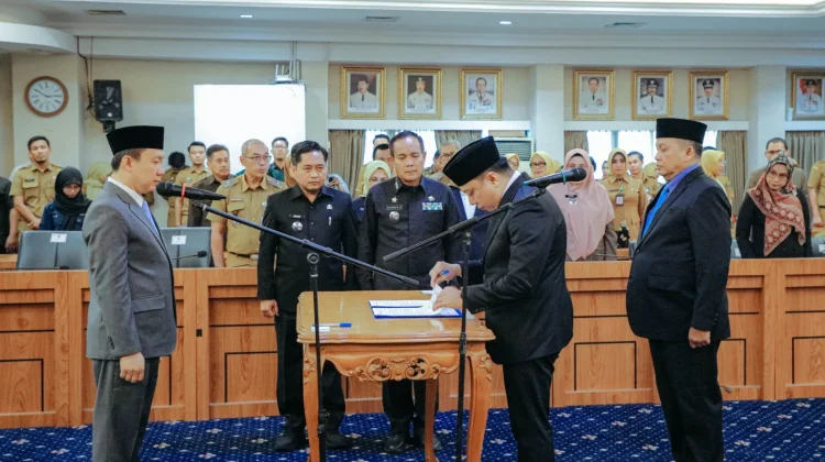 Sekdaprov Lampung Lantik Dua Pejabat Pimpinan Tinggi Pratama