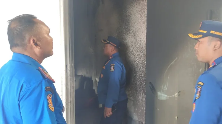 Korsleting Listrik Diduga Picu Kebakaran Ruang Kantor Bengkel di Sukarame