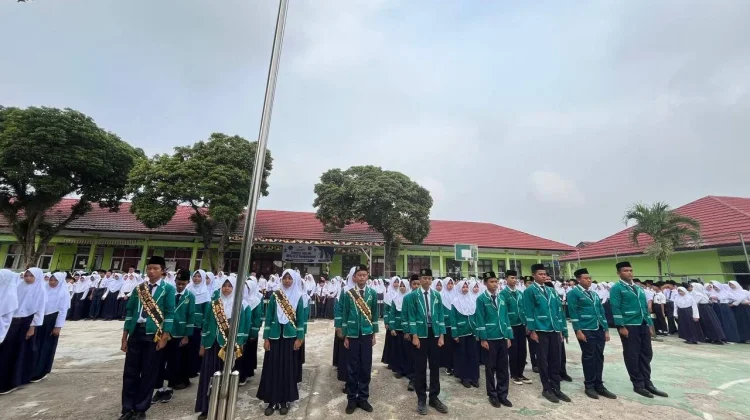 MTsN 2 Tanggamus Lantik Pengurus OSIS dan KUMALA - RRI.co.id