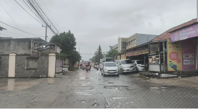 Warga Keluhkan Jalan Rusak Pulau Singkep Sukabumi
