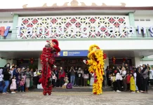 KAI Tanjungkarang Semarakkan Imlek dengan Atraksi Barongsai di Stasiun