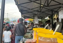 Warga Antusias Berburu Takjil di Jalan dr Susilo