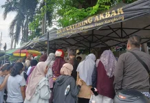 Tradisi Berburu Takjil Semarakkan Suasana Ramadan