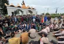 Brimob Polda Lampung Kawal Aksi Damai Mahasiswa di DPRD