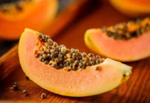Apa yang Terjadi pada Tubuh saat Makan Pepaya Setiap Hari?
