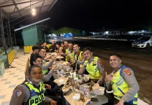 Satlantas Polres Mesuji Berbagi Menu Sahur di Simpang Pematang