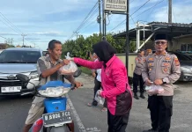 Melintas di Jalinsum Pagelaran, Ratusan Pengendara Dapat Takjil Gratis