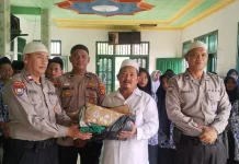 Satbinmas Polres Mesuji Serahkan Bantuan ke Ponpes Hidayatul Mubtadiin 2