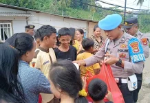 Polisi Bagikan Takjil untuk Warga Telukbetung Utara