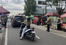 Personel Polres Metro Lakukan Pengamanan di Pasar Senja