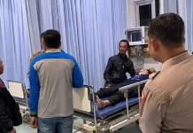 Polres Tanggamus Evakuasi Pengendara Korban Ranting Patah