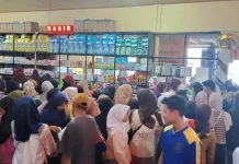 Warga Gisting Mulai Padati Swalayan untuk Berburu Baju Lebaran