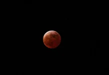 Gerhana Bulan Total Hiasi Langit Lampung Malam Ini