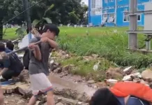 Tembok TVRI Lampung Roboh, Warga Gotong Royong Evakuasi