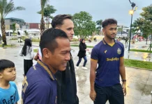 Ramadan, Pemain Sepak Bola Berbagi Takjil untuk Suporter