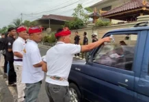 Harmoni di Bulan Suci: Umat Hindu di Labuhan dalam Berbagi Takjil untuk Warga Muslim