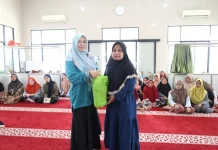DWP Unila Rutin Salurkan Ratusan Paket Sembako untuk Warga Sekitar