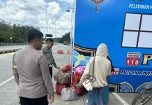 Kisah Haru Pemudik Terbantu Petugas di Simpang Pematang