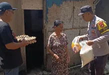 Bhabinkamtibmas Polsek Pringsewu Kota Bantu Ibu Harsiah
