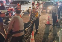 Petugas Pospam Masjid Raya Al-Bakrie Tertibkan Pedagang dan Parkir