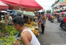 Polisi Tertibkan Lapak Pedagang dan Kendaraan Parkir di Badan Jalan Pasar SMEP