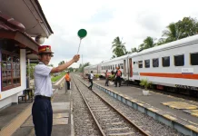 Pegawai KAI Tetap Siaga di Hari Lebaran