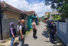 Bhabinkamtibmas dan Linmas di Telukbetung Timur Patroli Rumah Ditinggal Mudik